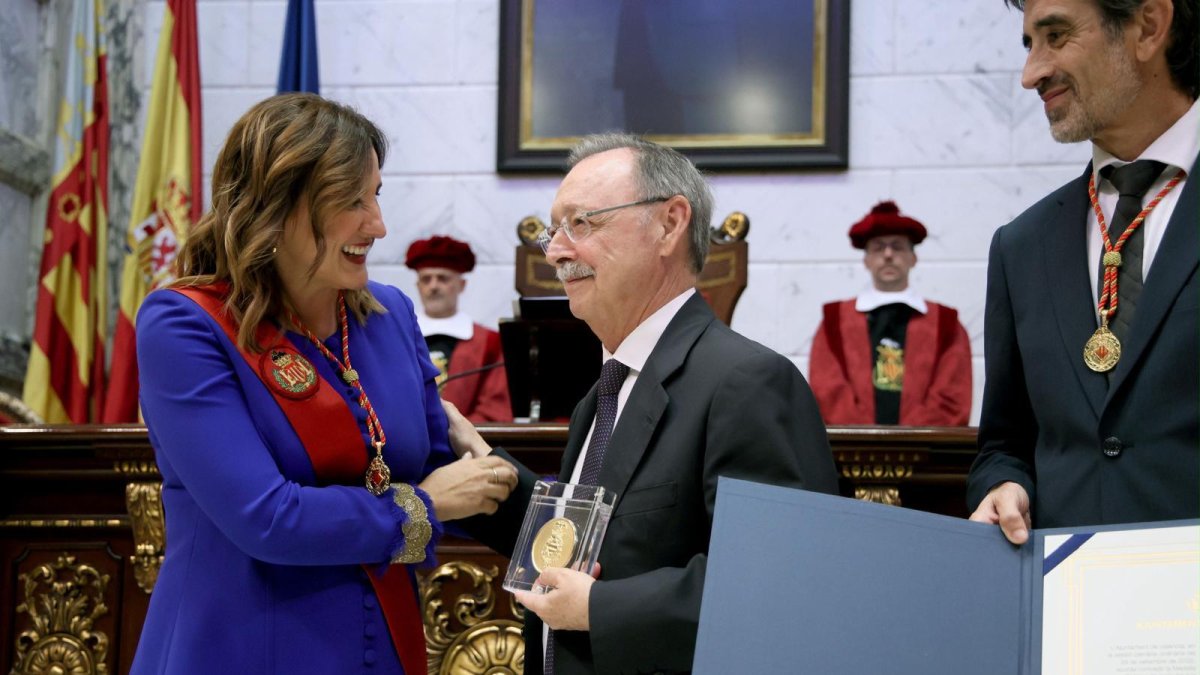 La alcaldesa de Valencia Marís José Catalá entrega la Medalla de Honor al presidente de Ceuta, Juan Jesús Vivas, en nombre de todos los caballas