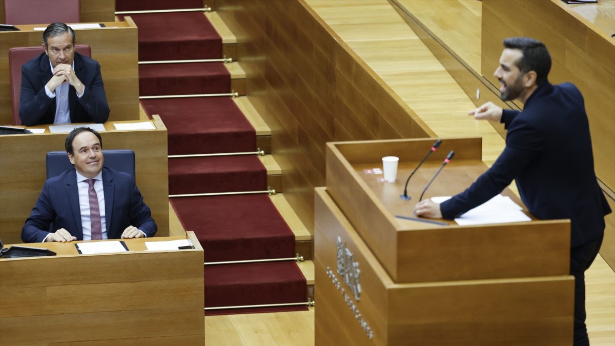 El secretario de organización de PSPV-PSOE, José Muñoz, durante una sesión de control, en Les Corts Valencianes,