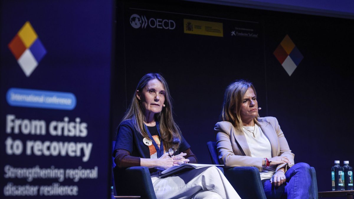 La representante de la Asociación de Víctimas de la DANA, Rosa Álvarez, y la delegada del Gobierno en la Comunidad Valenciana, Pilar Bernabé, durante la conferencia internacional ‘De la crisis a la recuperación: Fortaleciendo la resiliencia regional ante los desastres’,