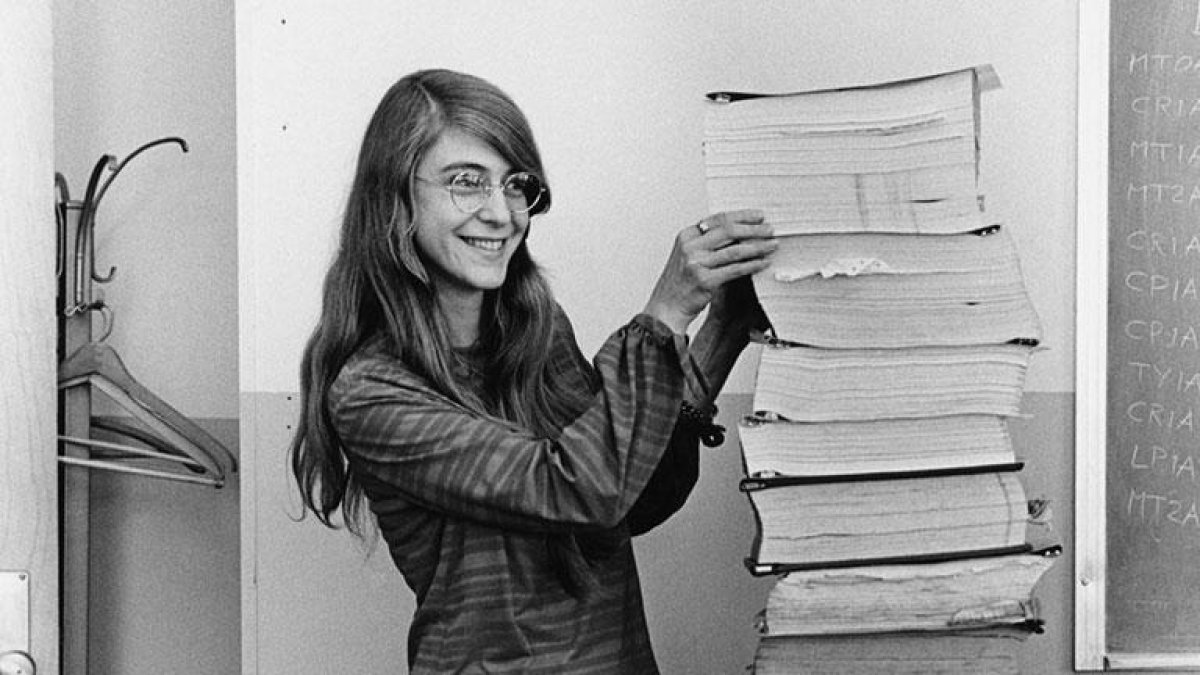 Margaret Hamilton, junto a la montaña de papeles de código del Apolo
