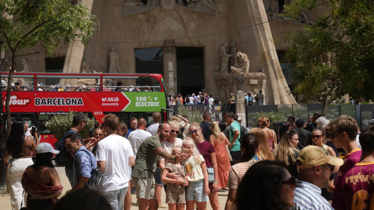 Varios turistas caminan en las inmediaciones de la Sagrada Familia.