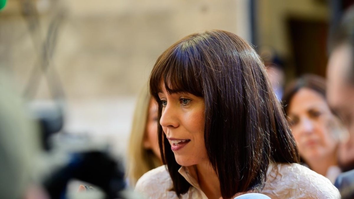 La ministra de Ciencia, Innovación y Universidades y secretaria general del PSPV, Diana Morant, atiende a los medios.