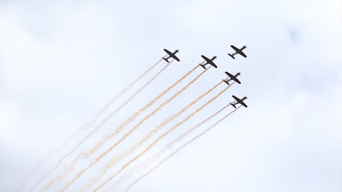 Aviones desfilando durante el acto solemne de homenaje a la bandera nacional y desfile militar por el 12 de octubre