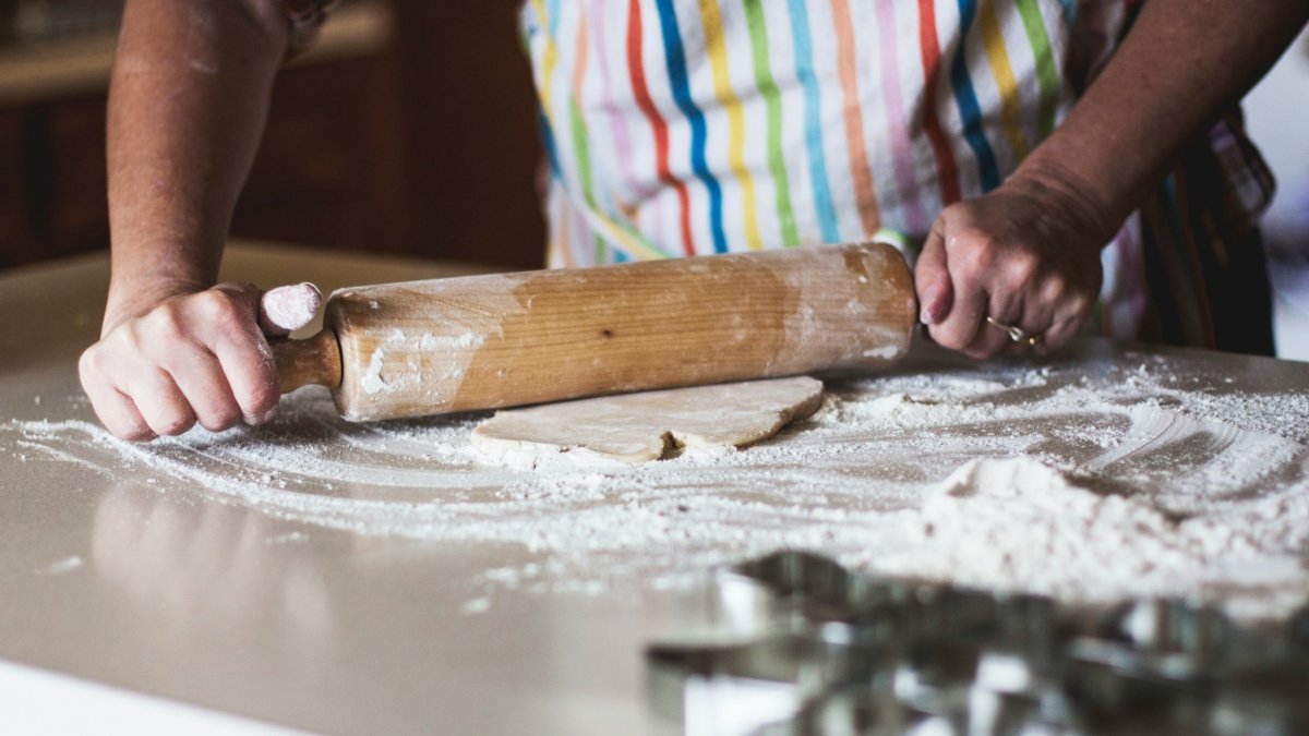 Preparación de una masa casera con rodillo. Imagen de recurso.