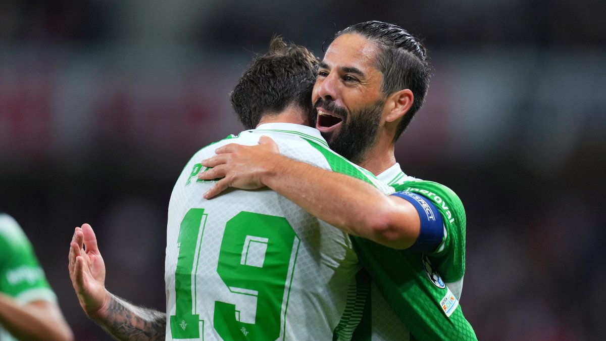Isco y Parrott se abrazan en el partido ante el Lille