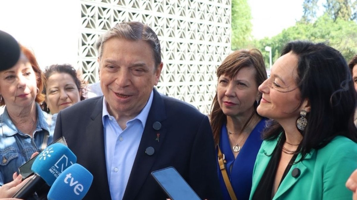 El ministro Luis Planas atiende a los medios junto a Rafi Crespín.
Eva Ercolanese/PSOE / Europa Press
15/5/2026