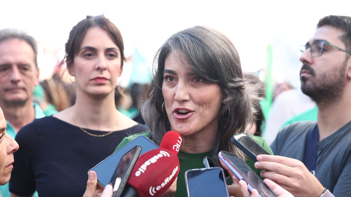La portavoz de Más Madrid en la Asamblea de Madrid, Manuela Bergerot (d), y la portavoz de Más Madrid en el Ayuntamiento, Rita Maestre