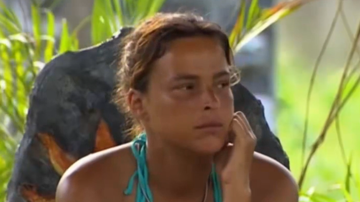 Marta Peñate en la palapita mira a Chiqui