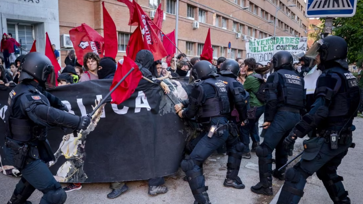 Cargas policiales durante una manifestación en el campus de Ciudad Universitaria, a 14 de octubre de 2026, en Madrid (España).
-