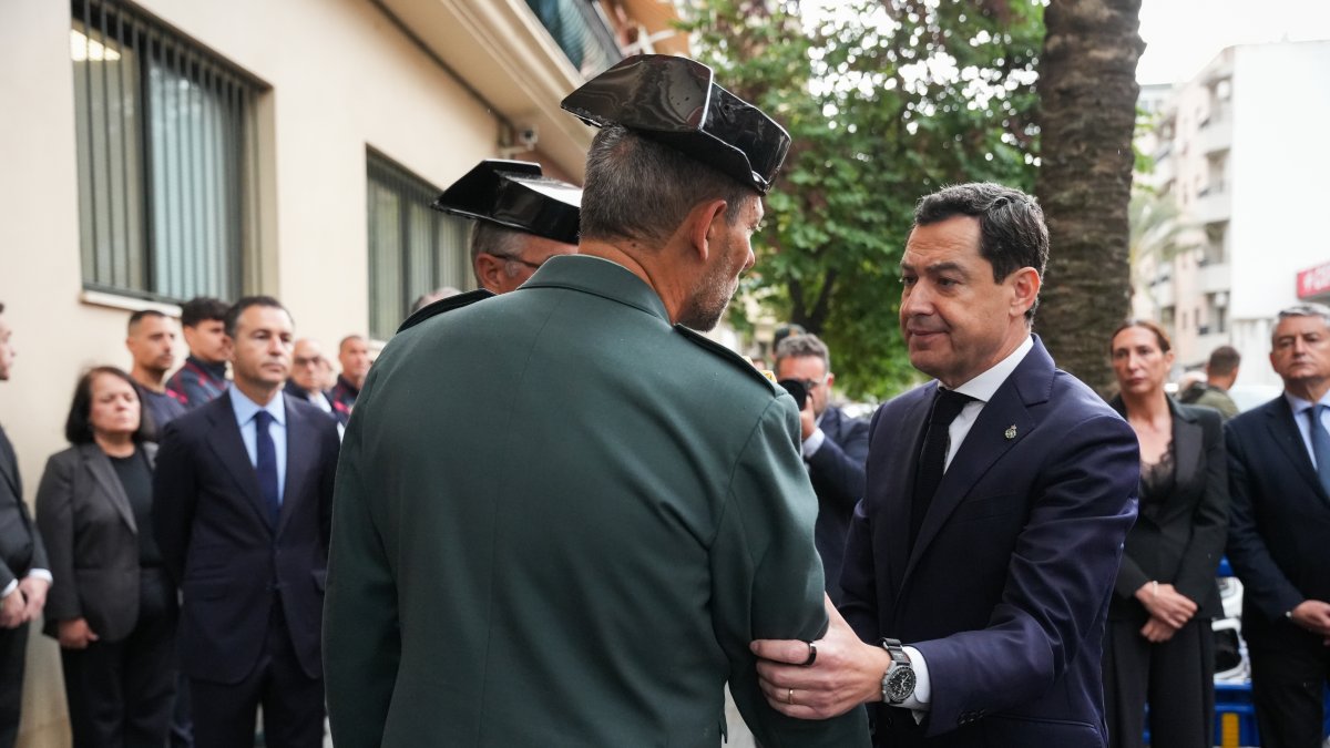 El presidente Juanma Moreno en el funeral de los dos agentes de la Guardia Civil fallecidos en Huelva.
