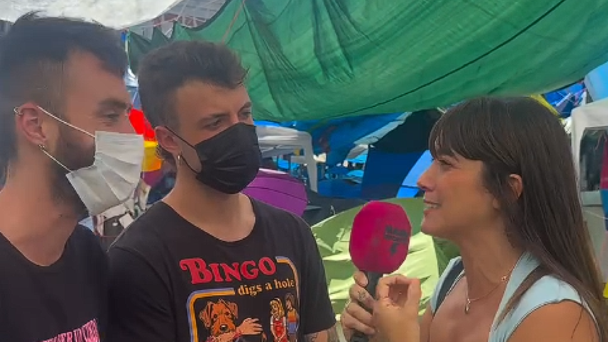 Una influencer encuesta a los acampados de Sol