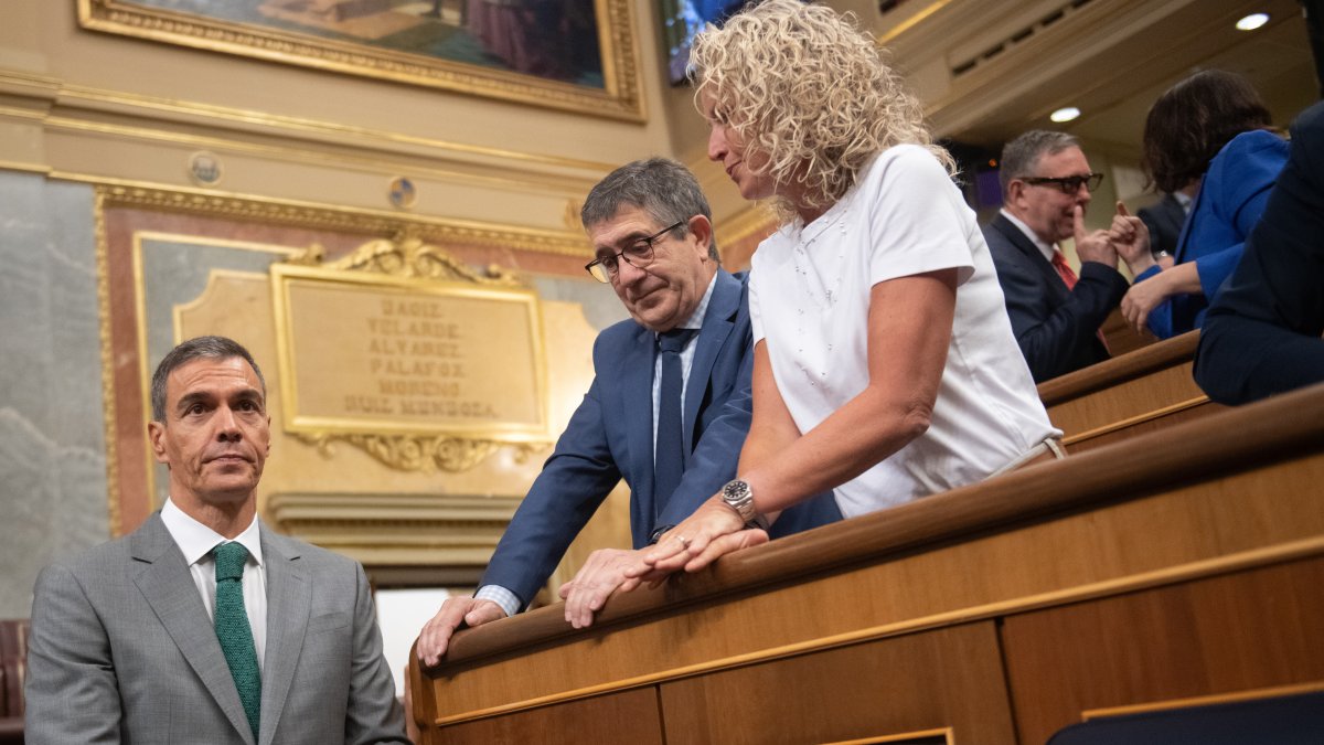 Sánchez ha convertido la vivienda en el eje de su campaña, el último recurso de un Gobierno acorralado por los escándalos. La portavoz del PSOE, Montse Mínguez, acaba de dinamitar esa estrategia. Mientras, Tezanos vuelve para intentar lavar su imagen.