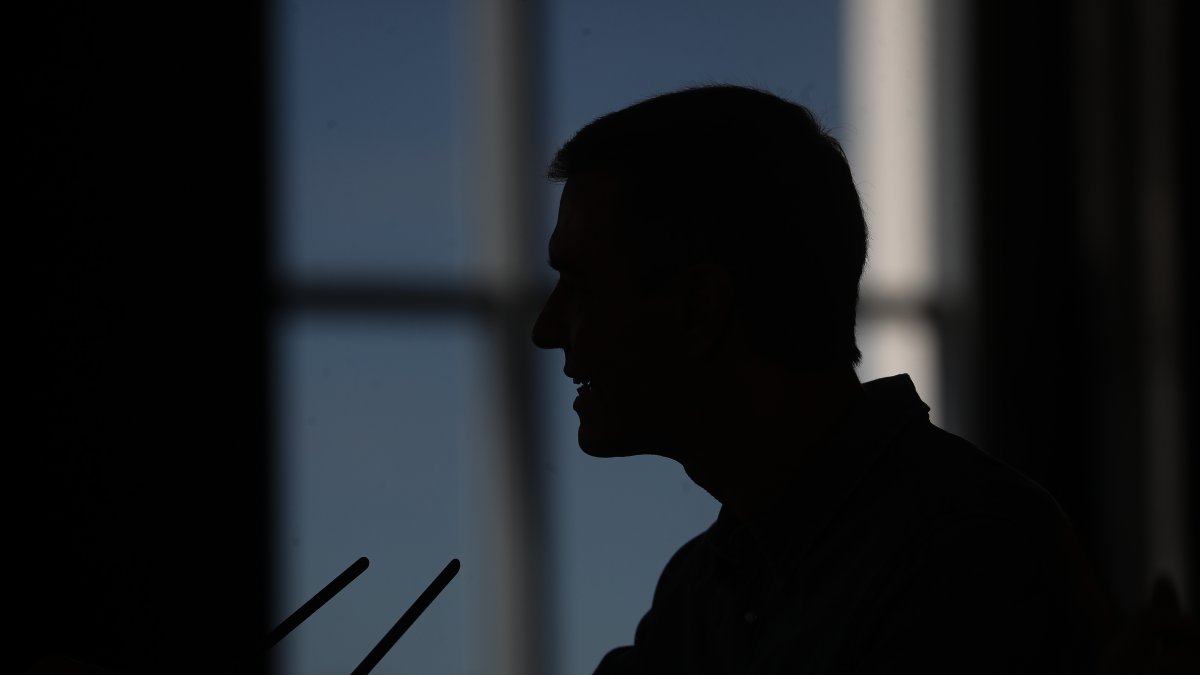 La sombra del presidente del Gobierno, Pedro Sánchez, durante un mitin en Ponferrada