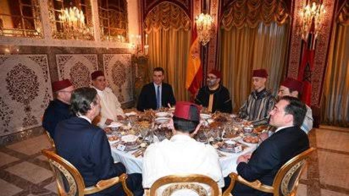 Pedro Sánchez y su ministro de exteriores en una reunión con homólogos marroquíes