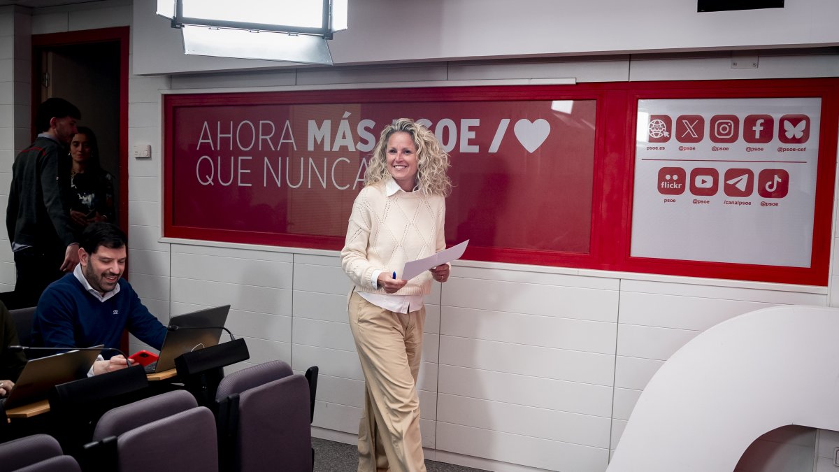 La portavoz de la Ejecutiva Federal del PSOE, Montse Mínguez, a su llegada a una rueda de prensa en la sede nacional del partido en Ferraz.