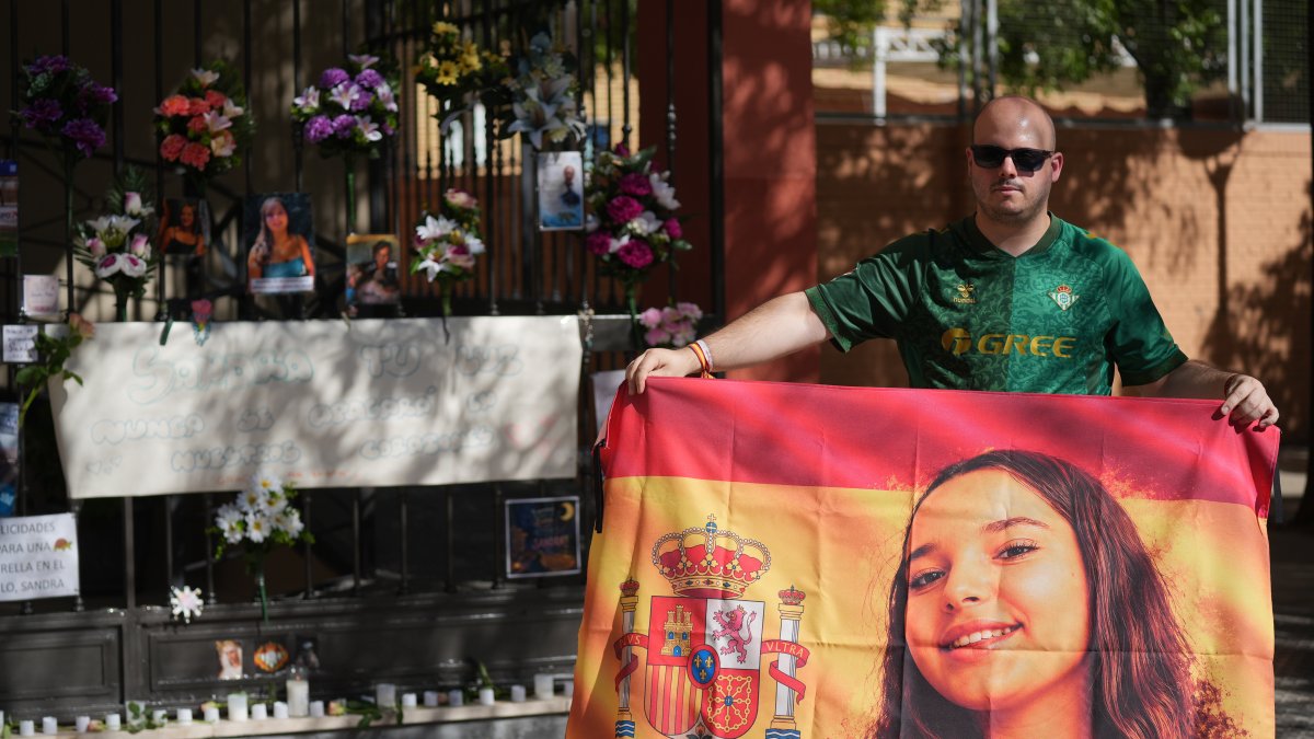 Imágenes del altar en memoria de Sandra Peña en el portal de su casa de Sevilla un año después de su muerte.