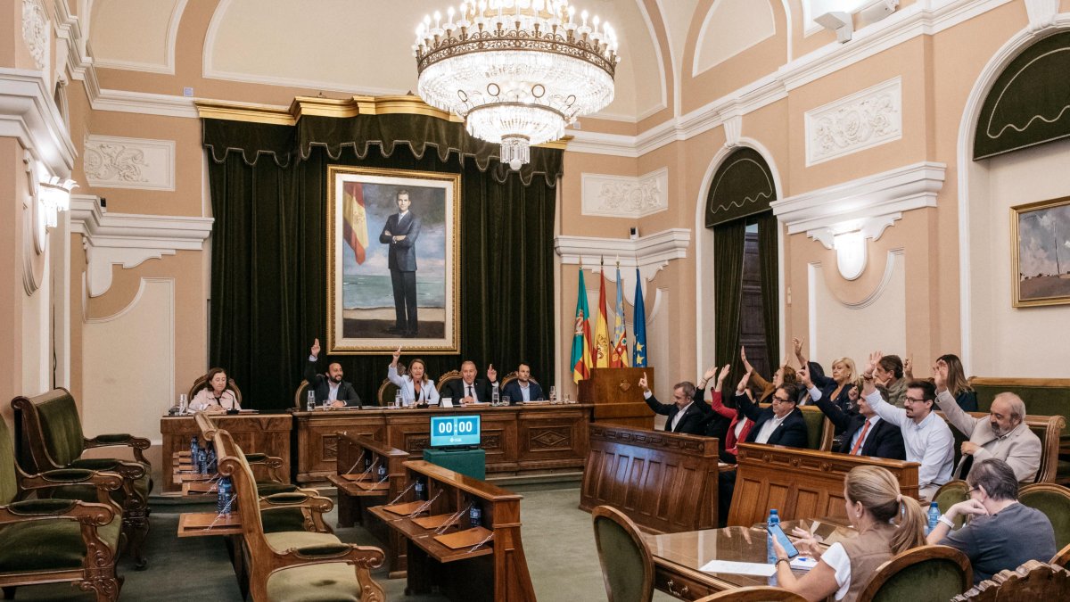 La bancada de la izquierda vacia durante la oposición