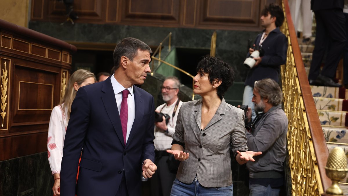 El presidente del Gobierno, Pedro Sánchez, y la ministra de Inclusión, Seguridad Social y Migraciones, Elma Saiz