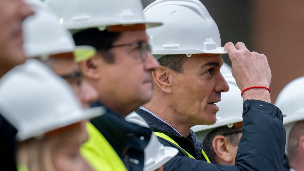 El relato de Pedro Sánchez sobre la vivienda se resquebraja por las contradicciones de dos destacados dirigentes socialistas.