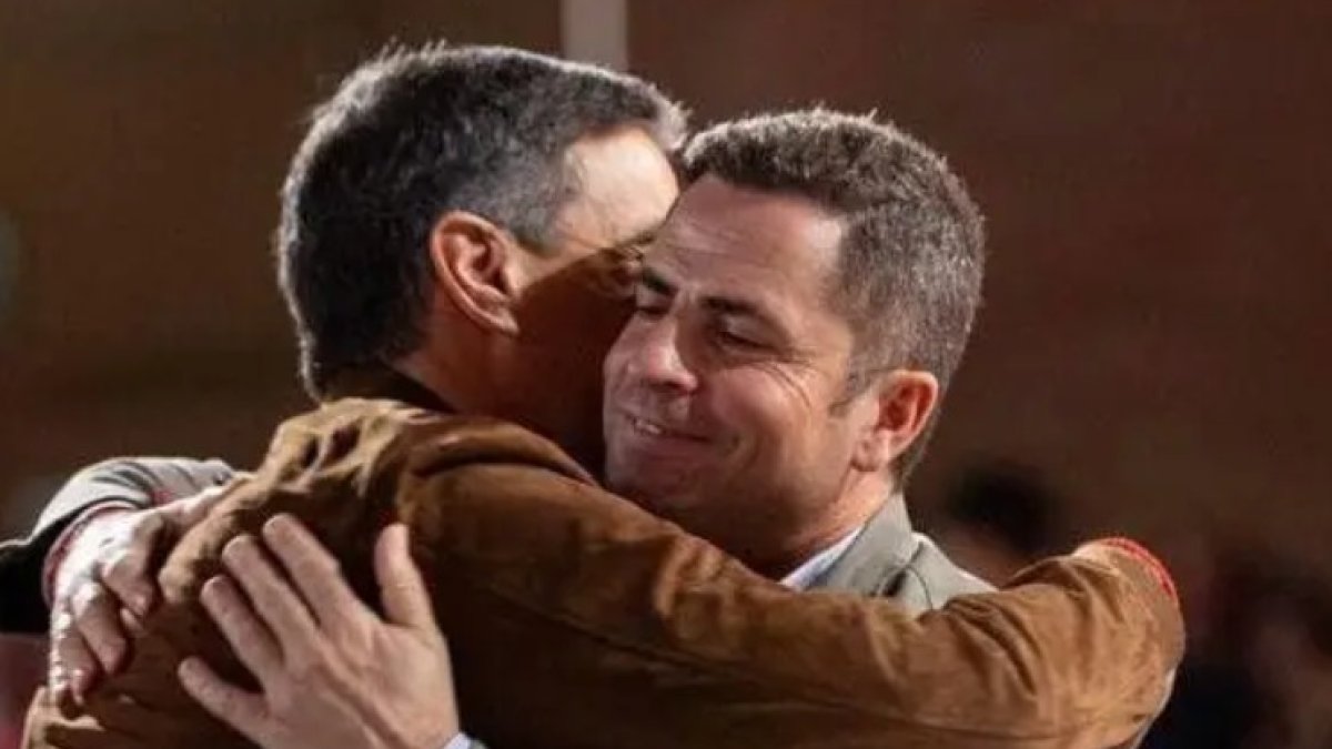 Borja Cabezón abraza a Pedro Sánchez