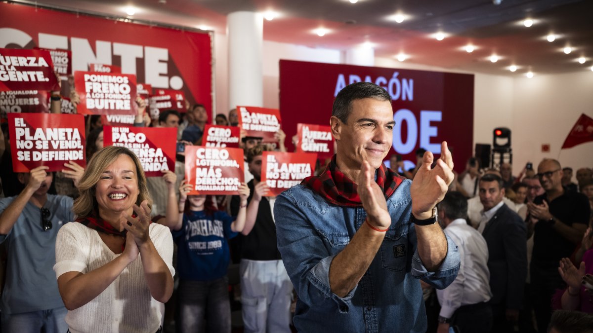 El presidente del Gobierno, Pedro Sánchez, junto a, Pilar Alegría