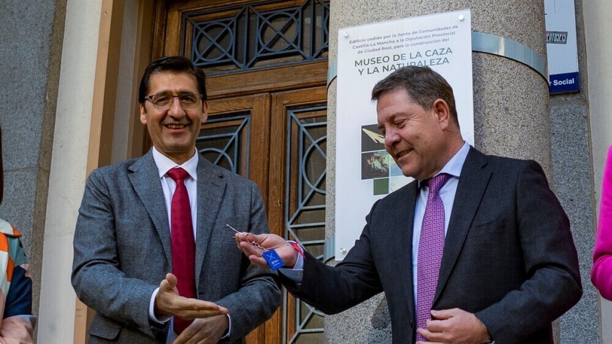 José Manuel Caballero declara cinco viviendas y 45.000 € anuales por arrendamientos. Según OK Diario, sus ingresos rondan los 153.000 € al sumar alquileres y retribuciones públicas.
Hemos entrevistado a Fernán González, autor del artículo, sobre el patrimonio del vicepresidente de Page