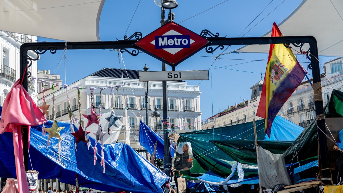 Estación de metro de Sol, en la Puerta del Sol, rodeada por la acampada
