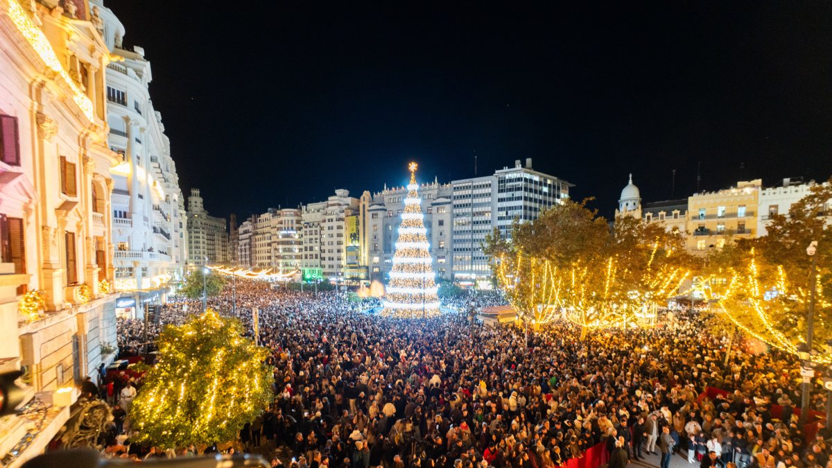 Cientos de personas asisten al acto del encendido de la iluminación de Navidad (Archivo)