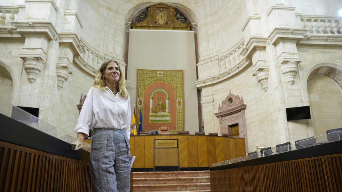 La presidenta del Parlamento andaluz, Ana Mestre, presenta a los medios el Salón de Plenos rehabilitado.