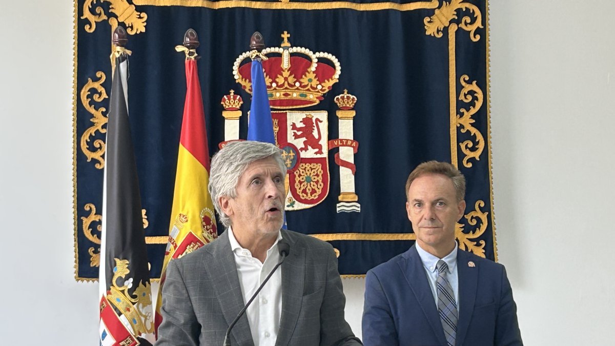 El ministro del Interior, Fernando Grande-Marlaska, visita distintas infraestructuras policiales situadas en El Tarajal, en Ceuta