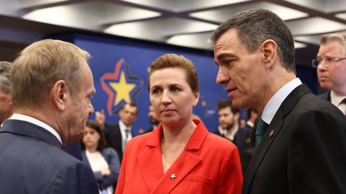 (Foto de ARCHIVO)
El presidente del Gobierno, Pedro Sánchez, conversa con la primera ministra de Dinamarca, Mette Frederiksen y el primer ministro de Polonia, Donald Tusk
