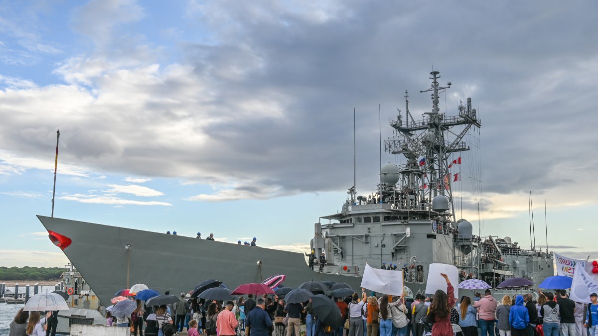La fragata F85 Navarra, en puerto