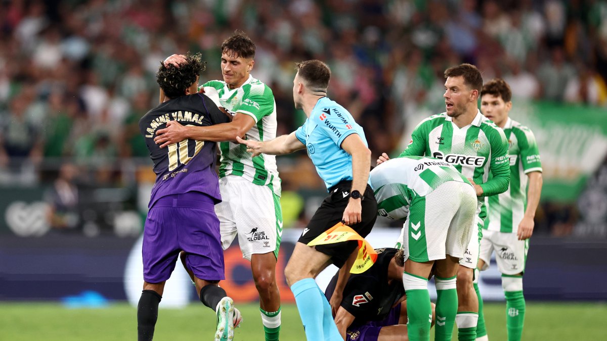 Saltaron chispas entre Barcelona y Betis