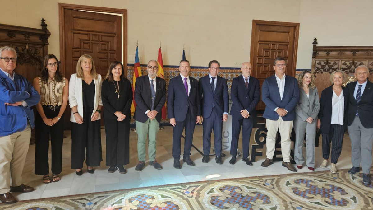 Foto de familia de la clausura del acto de la Escuela de Arquitectura de Valencia celebrado en el Palacio de la Exposición.