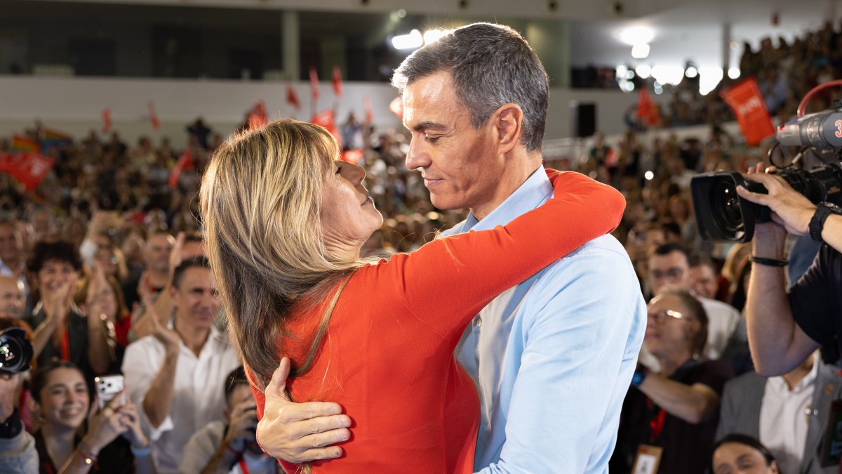 El presidente del Gobierno, Pedro Sánchez, y su esposa Begoña Gómez en un mitin de los socialistas.