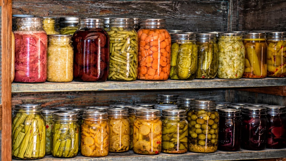 Conservas de verduras almacenadas en tarros de cristal