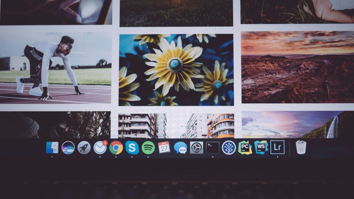 Un portátil muestra una galería de imágenes y varias aplicaciones en su pantalla