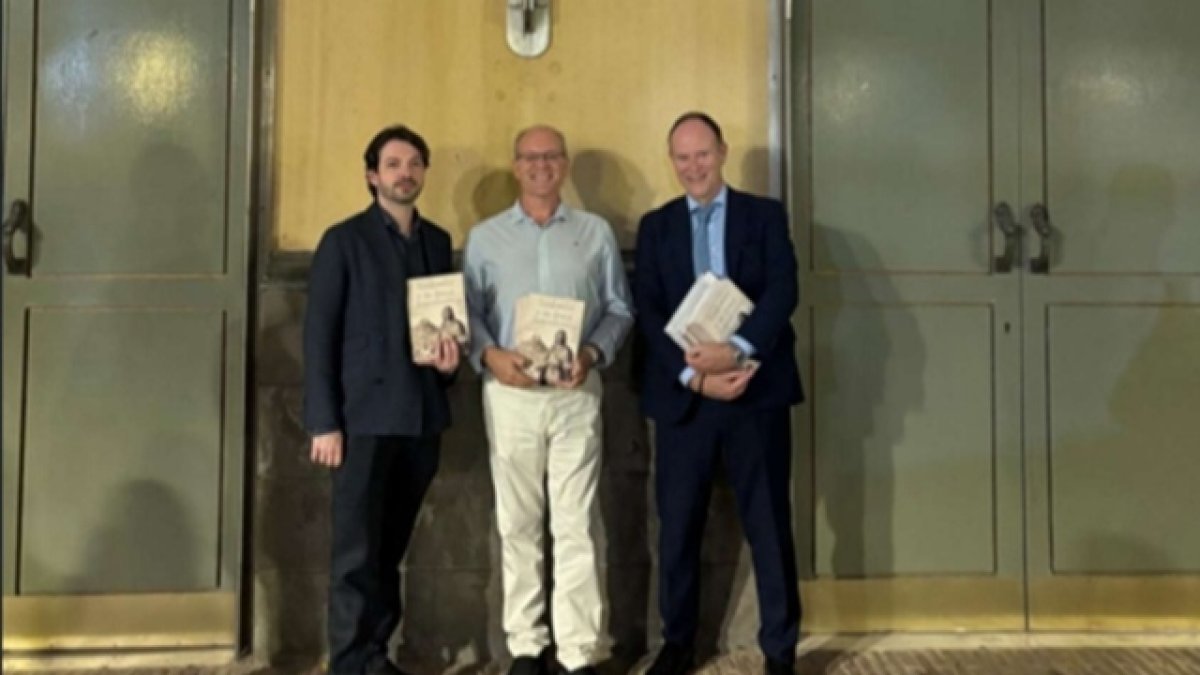 El premiado y los finalistas del premio entregado en Orihuela.