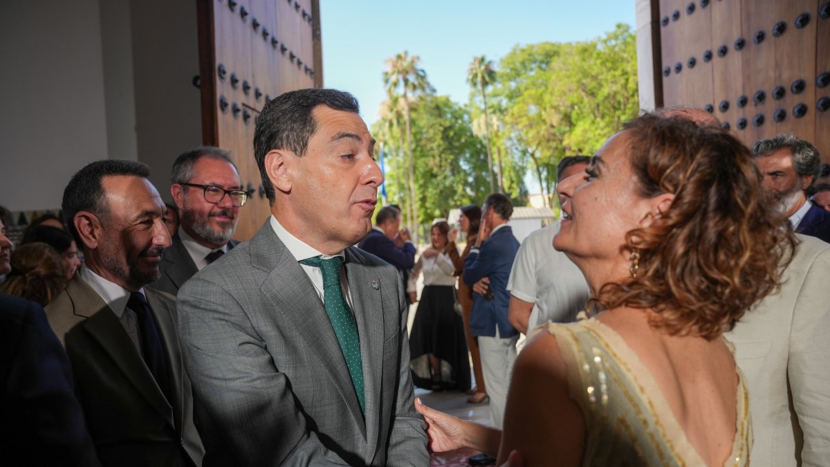 Juanma Moreno (PP-A) y María Jesús Montero (PSOE-A) en un acto en el Parlamento.