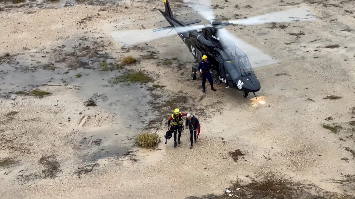 Rescate a una mujer atrapada por las inundaciones