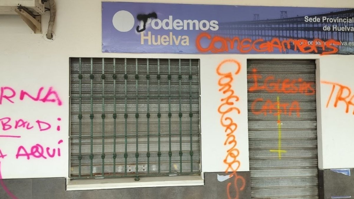 Pintadas en la fachada de la sede de Podemos en Huelva.
