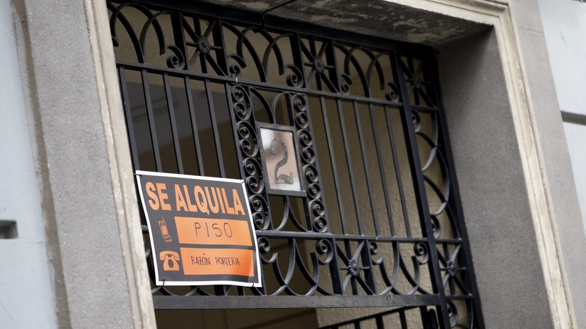 Un cartel de ‘SE ALQUILA’, a 9 de abril de 2026, en Madrid (España). 
Eduardo Parra / Europa Press
09/4/2026