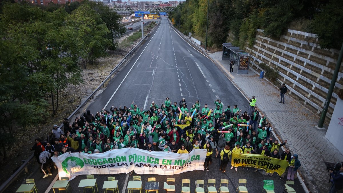 Los manifestantes cortando la A-3 en Madrid