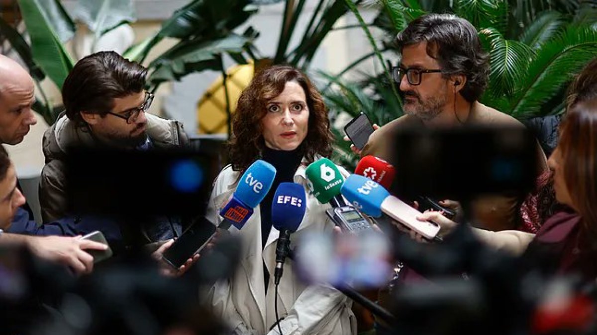 Decenas de manifestantes se concentraron ante Isabel Díaz Ayuso y retrasaron su salida del Palacio de Santoña, en plena huelga educativa.