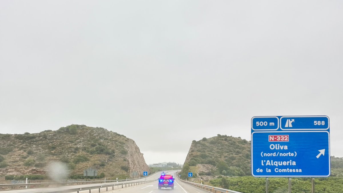 Convoy de bomberos de Castellón con embarcaciones de rescate rumbo a Oliva