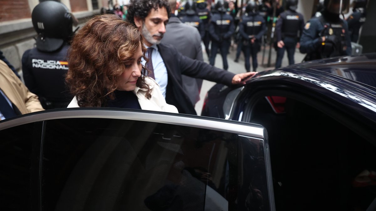 La presidenta de la Comunidad de Madrid, Isabel Díaz Ayuso, a su salida del foro ‘La Longevidad tiene nombre de Mujer’
