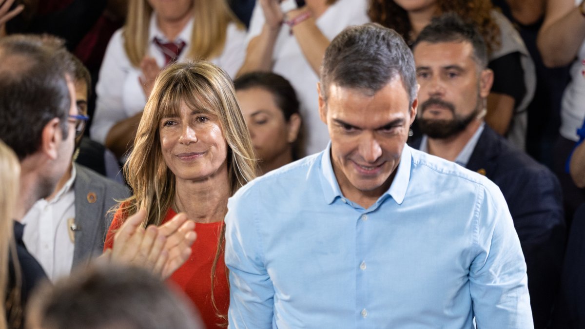 El presidente del Gobierno, Pedro Sánchez, y su esposa Begoña Gómez durante el Comité Federal del PSOE.