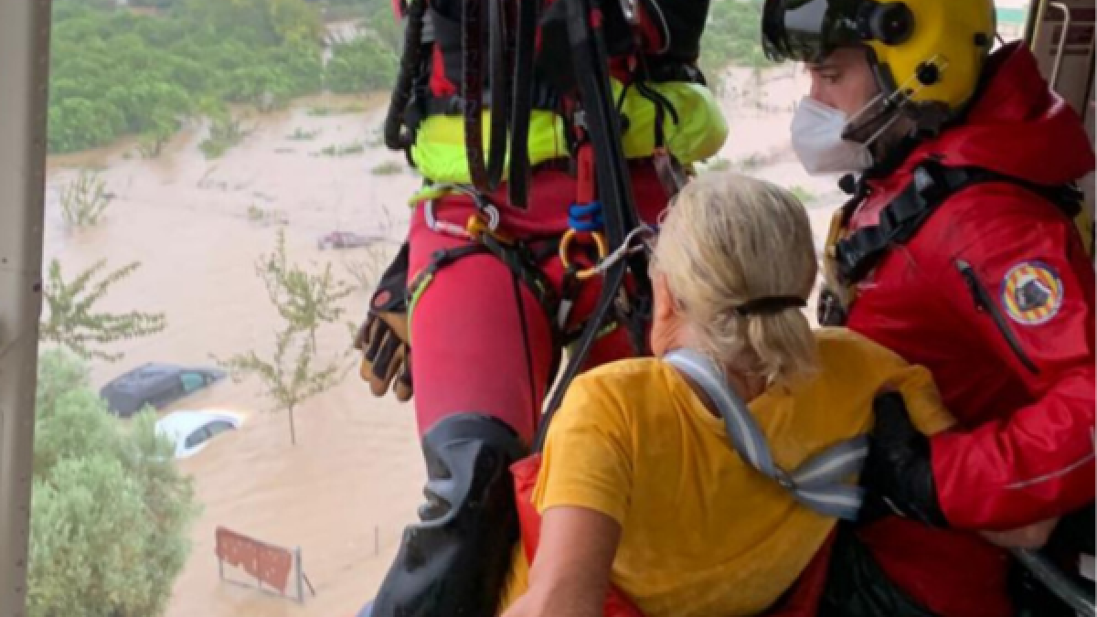 Rescate en helicóptero en Oliva tras las inundaciones por la dana Adam