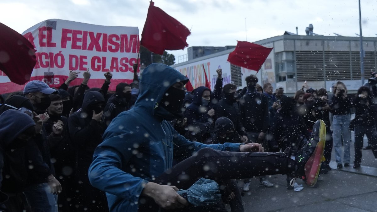Enfrentamientos entre los mossos d'Escuadra y los manifestantes durante una concentración convocada contra Vito Quiles en la UAB, en Barcelona.