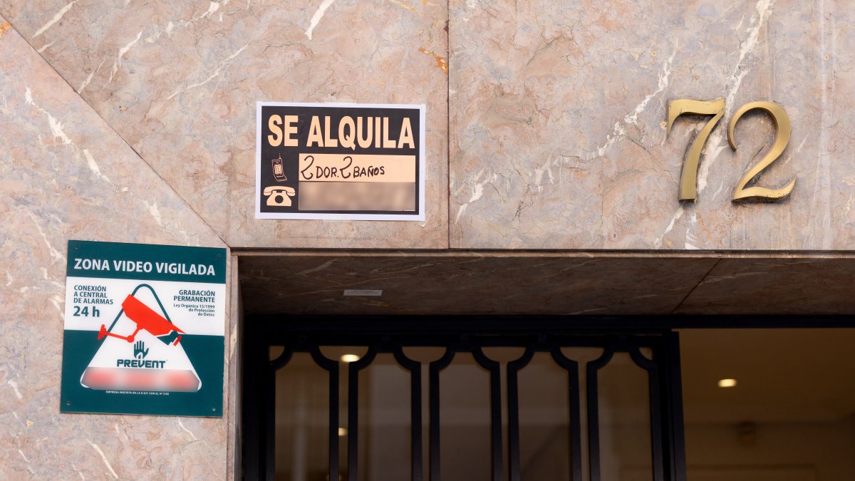 Cartel de alquiler, a 18 de mayo de 2026, en Madrid (España).